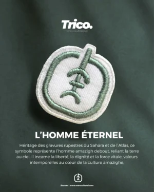L’Homme Éternel Héritage des gravures rupestres du Sahara et de l’Atlas, ce symbole représente l’homme amazigh debout, reliant la terre au ciel. Il incarne la liberté, la dignité et la force vitale, valeurs intemporelles au cœur de la culture amazighe.