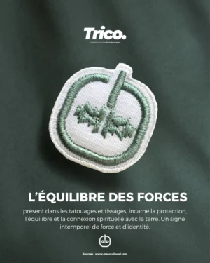 L’Équilibre des Forces présent dans les tatouages et tissages, incarne la protection, l’équilibre et la connexion spirituelle avec la terre. Un signe intemporel de force et d’identité.